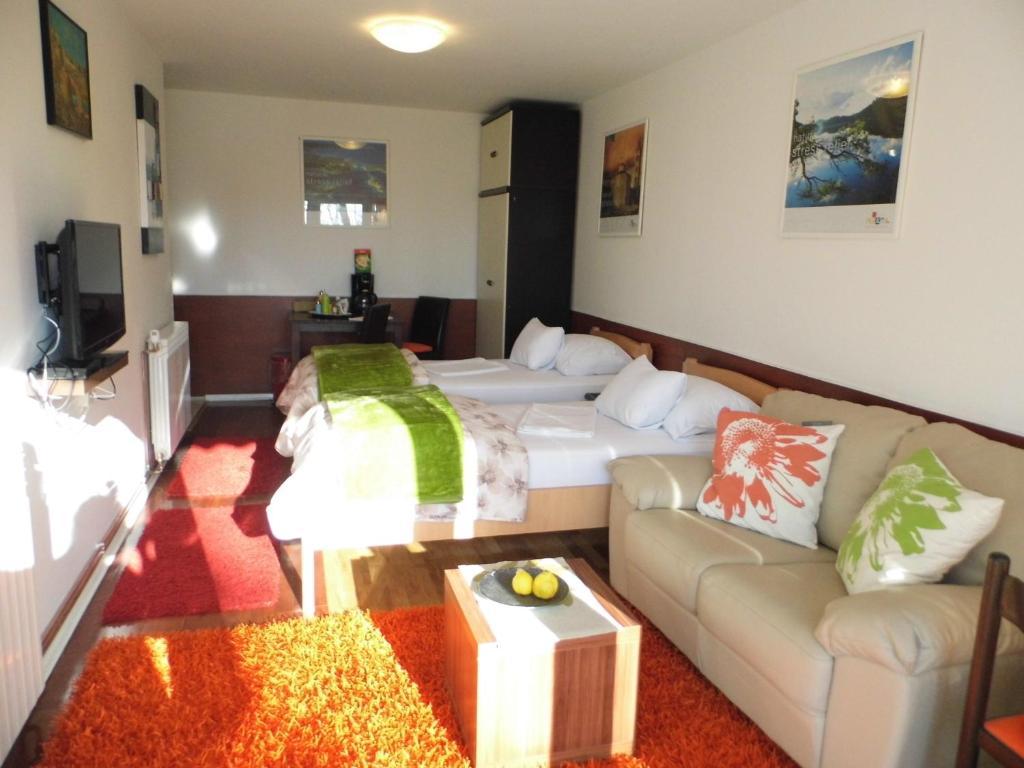 Apartments And Rooms Trsje Загреб Екстериор снимка